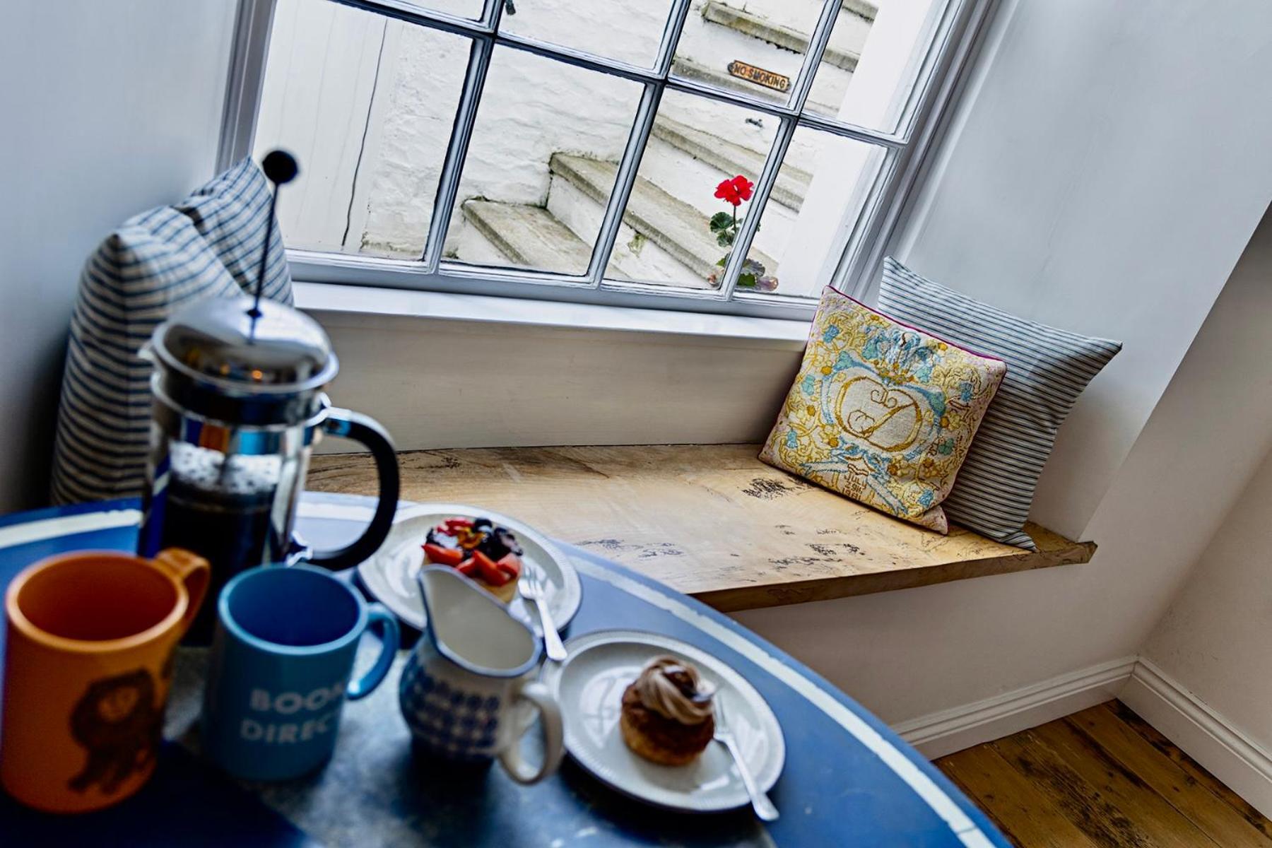 Paramount Apartments Ilfracombe, Arty Seaside Holiday Apartments Room photo